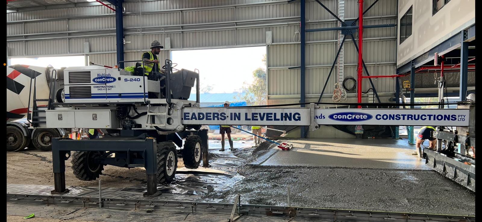 Somero laser screed levelling a large floor slab